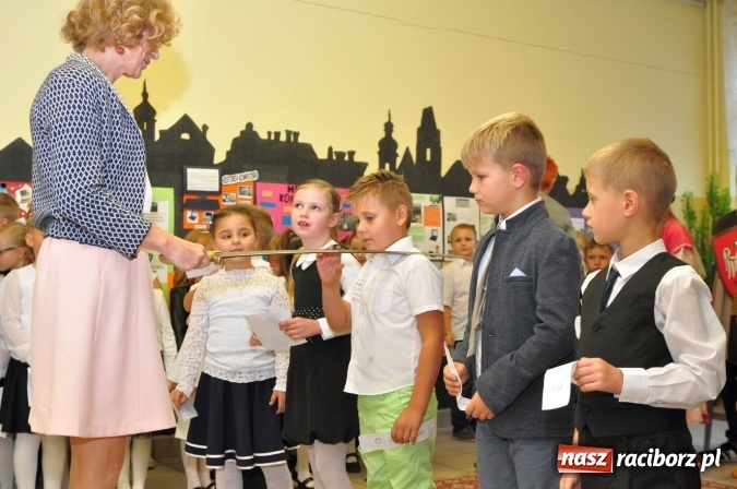 Zdjęcie w galerii na portalu naszraciborz.pl: Uroczyste pasowanie na ucznia osiemnastki wiadomości z regionu