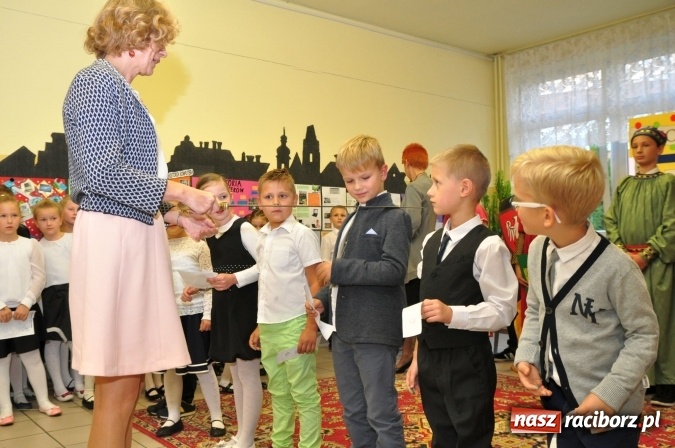 Zdjęcie w galerii na portalu naszraciborz.pl: Uroczyste pasowanie na ucznia osiemnastki wiadomości z regionu