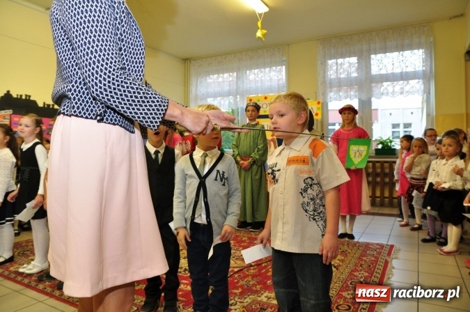 Zdjęcie w galerii na portalu naszraciborz.pl: Uroczyste pasowanie na ucznia osiemnastki wiadomości z regionu