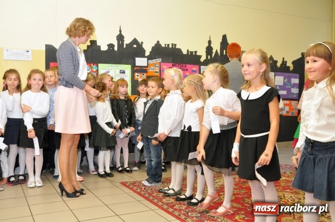 Zdjęcie w galerii na portalu naszraciborz.pl: Uroczyste pasowanie na ucznia osiemnastki wiadomości z regionu