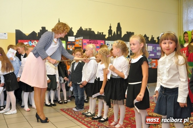 Zdjęcie w galerii na portalu naszraciborz.pl: Uroczyste pasowanie na ucznia osiemnastki wiadomości z regionu