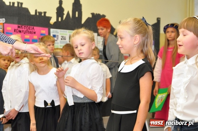 Zdjęcie w galerii na portalu naszraciborz.pl: Uroczyste pasowanie na ucznia osiemnastki wiadomości z regionu