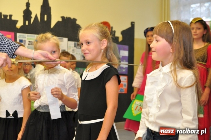 Zdjęcie w galerii na portalu naszraciborz.pl: Uroczyste pasowanie na ucznia osiemnastki wiadomości z regionu