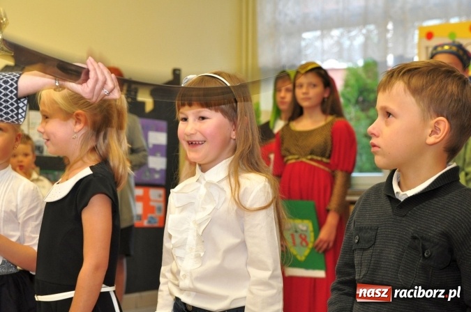 Zdjęcie w galerii na portalu naszraciborz.pl: Uroczyste pasowanie na ucznia osiemnastki wiadomości z regionu