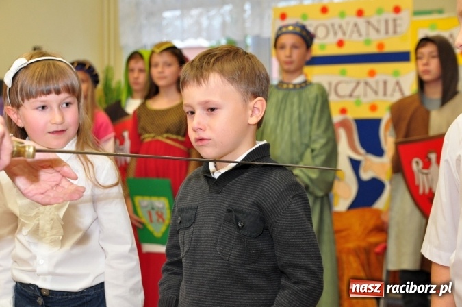 Zdjęcie w galerii na portalu naszraciborz.pl: Uroczyste pasowanie na ucznia osiemnastki wiadomości z regionu