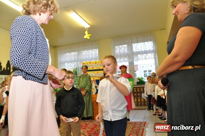 Zdjęcie w galerii na portalu naszraciborz.pl: Uroczyste pasowanie na ucznia osiemnastki wiadomości z regionu