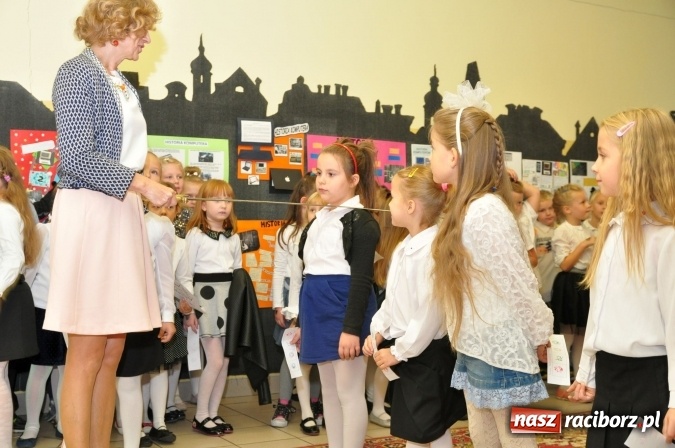 Zdjęcie w galerii na portalu naszraciborz.pl: Uroczyste pasowanie na ucznia osiemnastki wiadomości z regionu