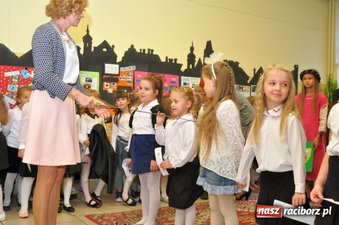 Zdjęcie w galerii na portalu naszraciborz.pl: Uroczyste pasowanie na ucznia osiemnastki wiadomości z regionu