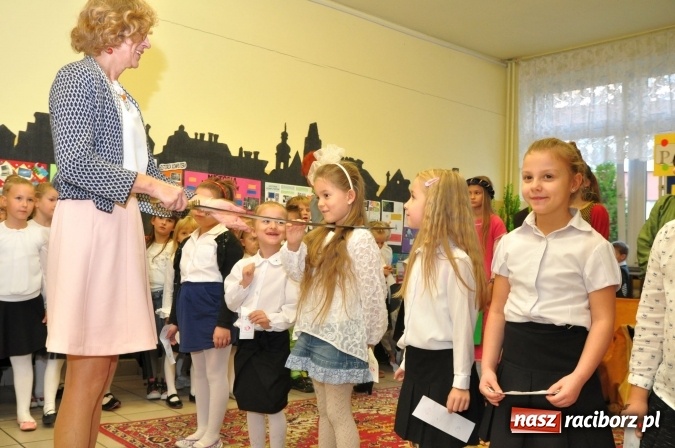 Zdjęcie w galerii na portalu naszraciborz.pl: Uroczyste pasowanie na ucznia osiemnastki wiadomości z regionu