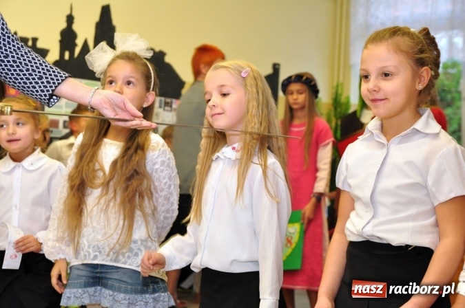 Zdjęcie w galerii na portalu naszraciborz.pl: Uroczyste pasowanie na ucznia osiemnastki wiadomości z regionu