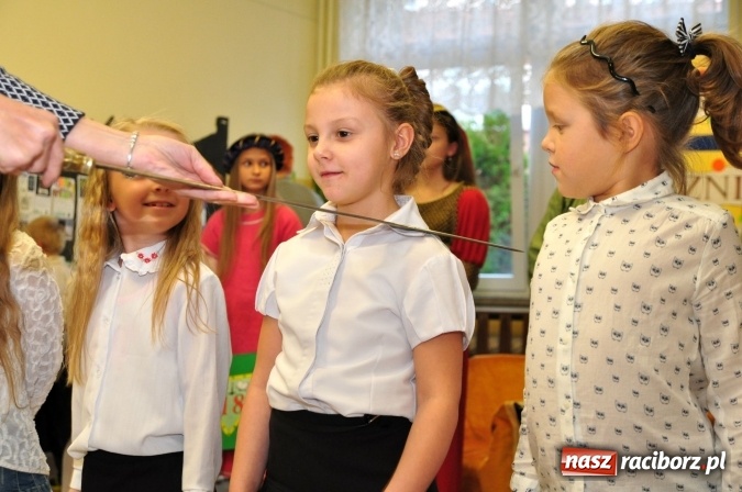 Zdjęcie w galerii na portalu naszraciborz.pl: Uroczyste pasowanie na ucznia osiemnastki wiadomości z regionu