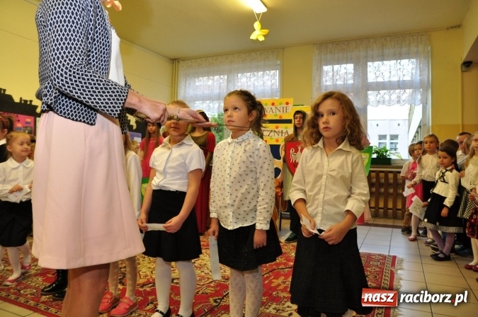 Zdjęcie w galerii na portalu naszraciborz.pl: Uroczyste pasowanie na ucznia osiemnastki wiadomości z regionu