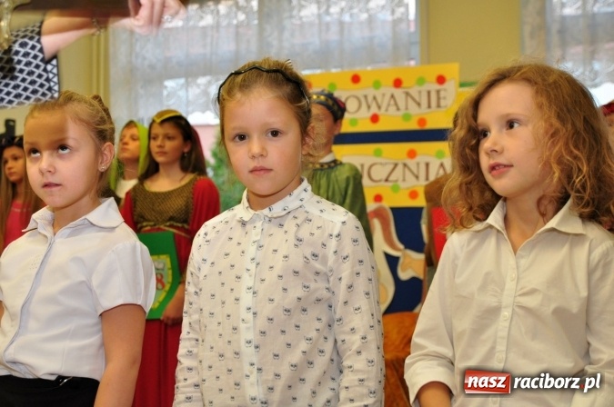 Zdjęcie w galerii na portalu naszraciborz.pl: Uroczyste pasowanie na ucznia osiemnastki wiadomości z regionu