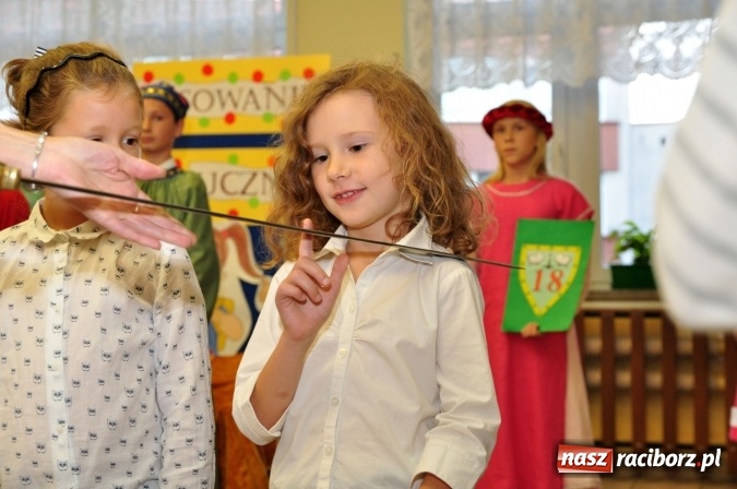 Zdjęcie w galerii na portalu naszraciborz.pl: Uroczyste pasowanie na ucznia osiemnastki wiadomości z regionu