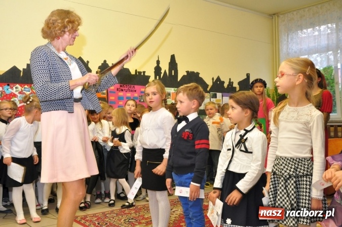 Zdjęcie w galerii na portalu naszraciborz.pl: Uroczyste pasowanie na ucznia osiemnastki wiadomości z regionu