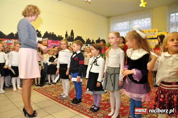 Zdjęcie w galerii na portalu naszraciborz.pl: Uroczyste pasowanie na ucznia osiemnastki wiadomości z regionu