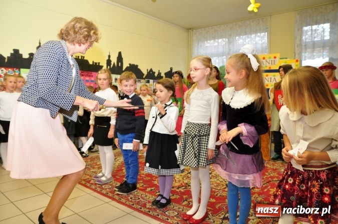 Zdjęcie w galerii na portalu naszraciborz.pl: Uroczyste pasowanie na ucznia osiemnastki wiadomości z regionu