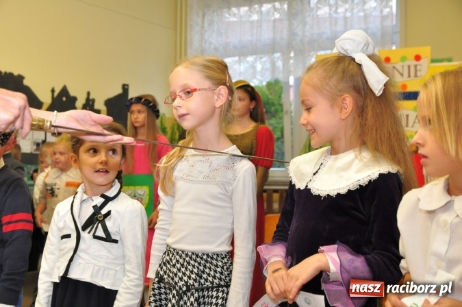 Zdjęcie w galerii na portalu naszraciborz.pl: Uroczyste pasowanie na ucznia osiemnastki wiadomości z regionu