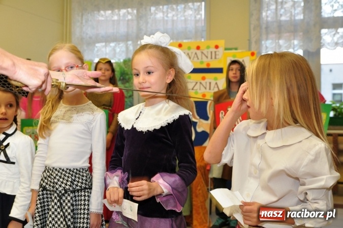 Zdjęcie w galerii na portalu naszraciborz.pl: Uroczyste pasowanie na ucznia osiemnastki wiadomości z regionu