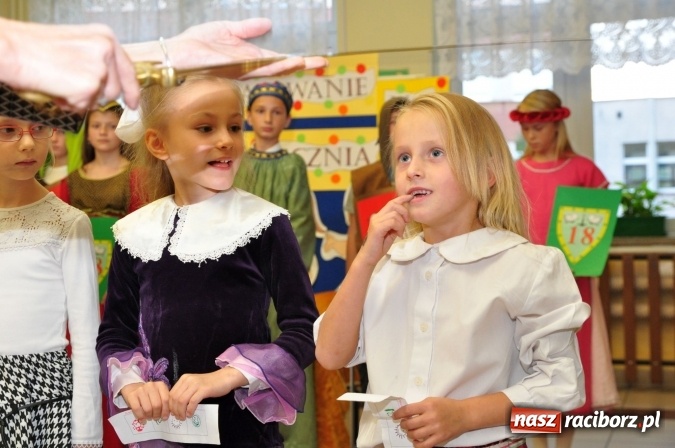 Zdjęcie w galerii na portalu naszraciborz.pl: Uroczyste pasowanie na ucznia osiemnastki wiadomości z regionu