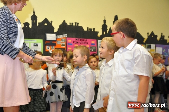 Zdjęcie w galerii na portalu naszraciborz.pl: Uroczyste pasowanie na ucznia osiemnastki wiadomości z regionu