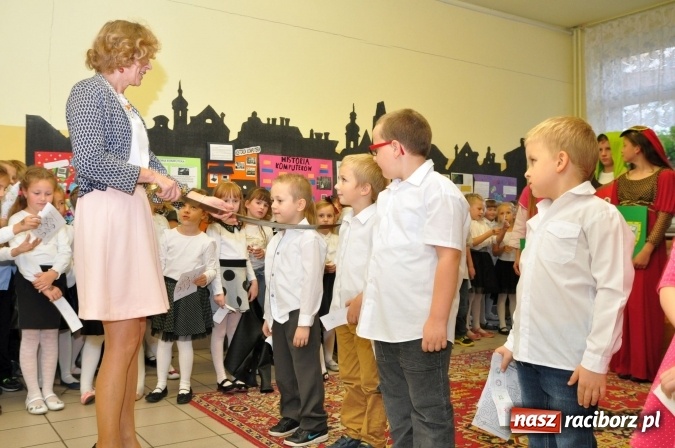 Zdjęcie w galerii na portalu naszraciborz.pl: Uroczyste pasowanie na ucznia osiemnastki wiadomości z regionu