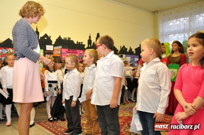 Zdjęcie w galerii na portalu naszraciborz.pl: Uroczyste pasowanie na ucznia osiemnastki wiadomości z regionu