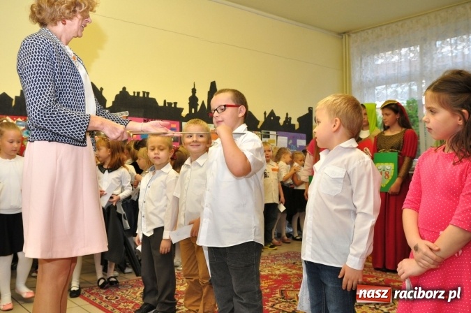 Zdjęcie w galerii na portalu naszraciborz.pl: Uroczyste pasowanie na ucznia osiemnastki wiadomości z regionu