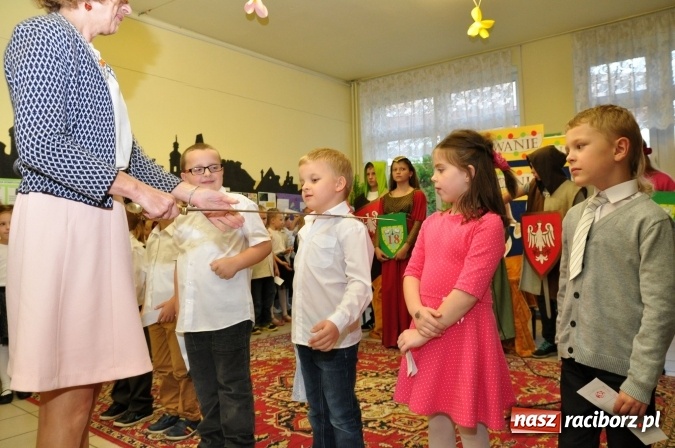 Zdjęcie w galerii na portalu naszraciborz.pl: Uroczyste pasowanie na ucznia osiemnastki wiadomości z regionu