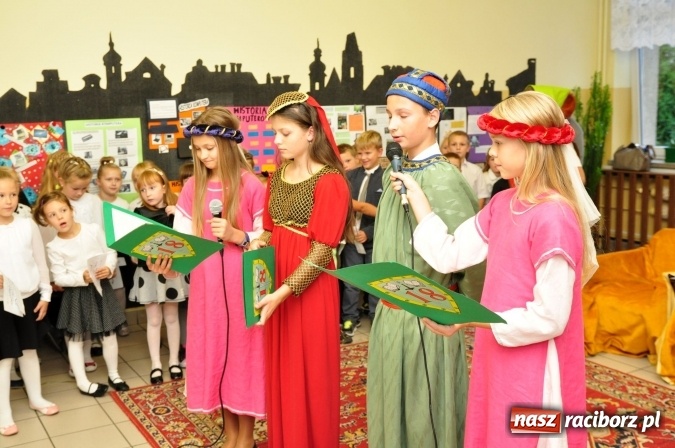 Zdjęcie w galerii na portalu naszraciborz.pl: Uroczyste pasowanie na ucznia osiemnastki wiadomości z regionu