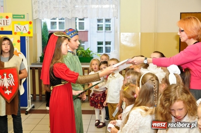 Zdjęcie w galerii na portalu naszraciborz.pl: Uroczyste pasowanie na ucznia osiemnastki wiadomości z regionu