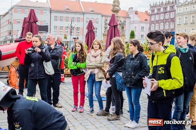 Zdjęcie w galerii na portalu naszraciborz.pl: Pokazy ratownictwa medycznego na Rynku wiadomości z regionu