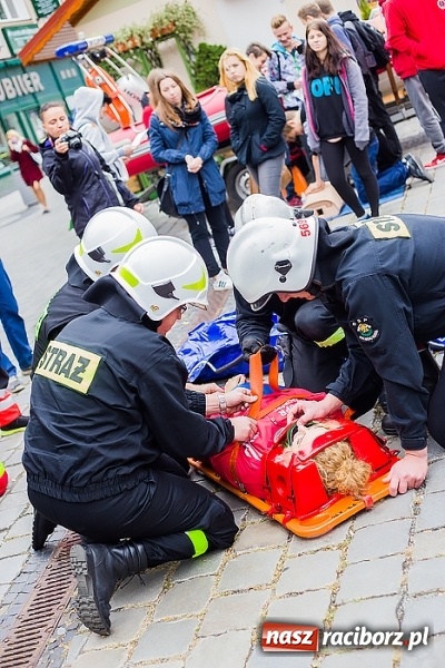 Zdjęcie w galerii na portalu naszraciborz.pl: Pokazy ratownictwa medycznego na Rynku wiadomości z regionu