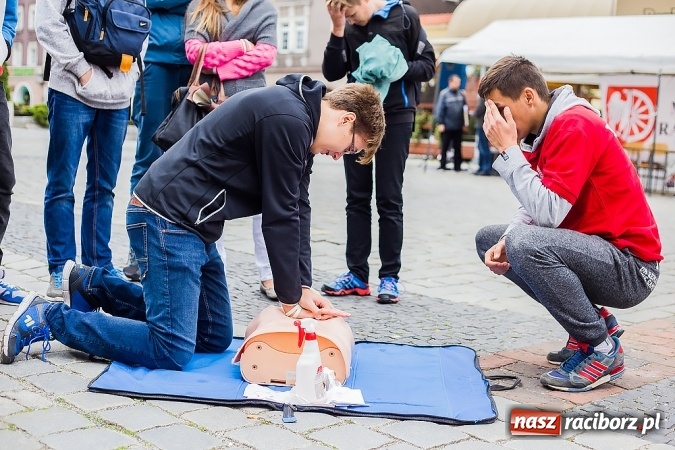 Zdjęcie w galerii na portalu naszraciborz.pl: Pokazy ratownictwa medycznego na Rynku wiadomości z regionu