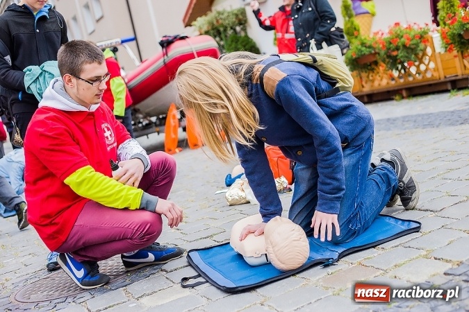 Zdjęcie w galerii na portalu naszraciborz.pl: Pokazy ratownictwa medycznego na Rynku wiadomości z regionu