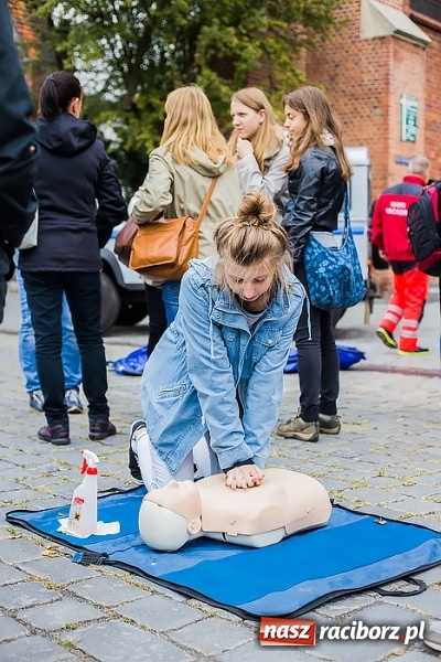 Zdjęcie w galerii na portalu naszraciborz.pl: Pokazy ratownictwa medycznego na Rynku wiadomości z regionu