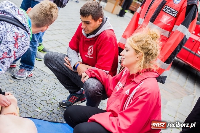 Zdjęcie w galerii na portalu naszraciborz.pl: Pokazy ratownictwa medycznego na Rynku wiadomości z regionu