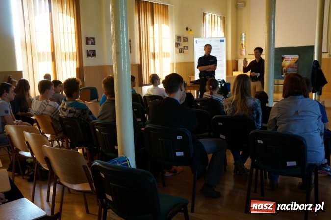 Zdjęcie w galerii na portalu naszraciborz.pl: Mundurowi i sanepid przeciwko dopalaczom wiadomości z regionu