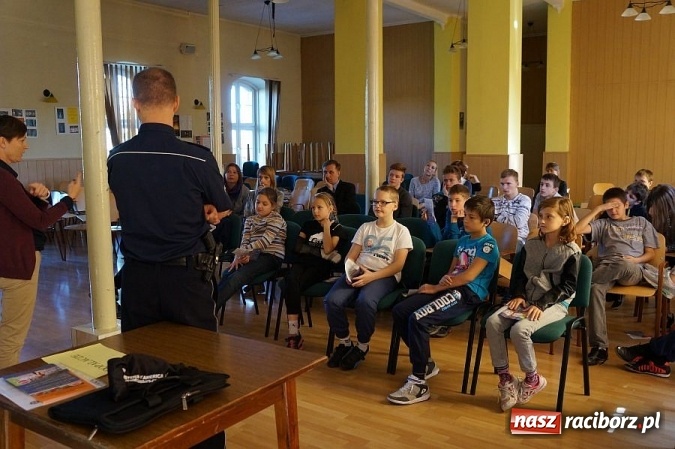 Zdjęcie w galerii na portalu naszraciborz.pl: Mundurowi i sanepid przeciwko dopalaczom wiadomości z regionu