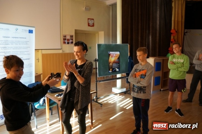 Zdjęcie w galerii na portalu naszraciborz.pl: Mundurowi i sanepid przeciwko dopalaczom wiadomości z regionu