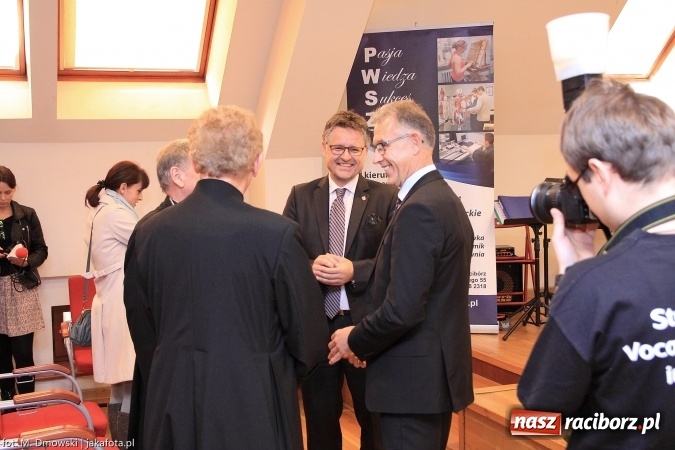 Zdjęcie w galerii na portalu naszraciborz.pl: Raciborska PWSZ zainaugurowała na Zamku Piastowskim rok akademicki 2015/2016 wiadomości z regionu