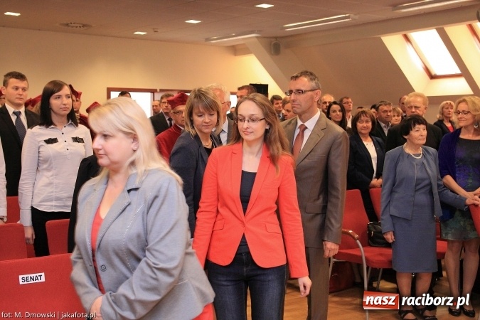 Zdjęcie w galerii na portalu naszraciborz.pl: Raciborska PWSZ zainaugurowała na Zamku Piastowskim rok akademicki 2015/2016 wiadomości z regionu