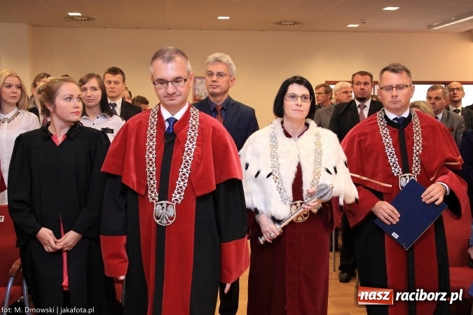 Zdjęcie w galerii na portalu naszraciborz.pl: Raciborska PWSZ zainaugurowała na Zamku Piastowskim rok akademicki 2015/2016 wiadomości z regionu