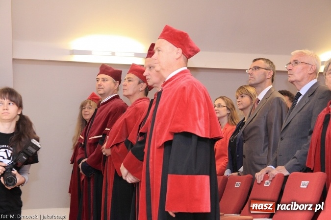 Zdjęcie w galerii na portalu naszraciborz.pl: Raciborska PWSZ zainaugurowała na Zamku Piastowskim rok akademicki 2015/2016 wiadomości z regionu