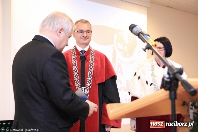 Zdjęcie w galerii na portalu naszraciborz.pl: Raciborska PWSZ zainaugurowała na Zamku Piastowskim rok akademicki 2015/2016 wiadomości z regionu