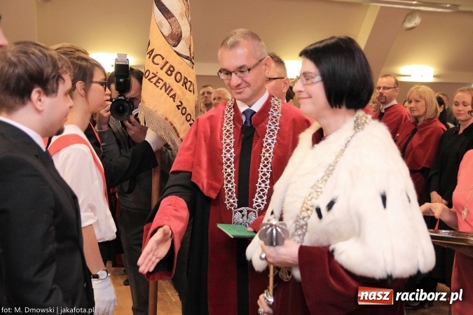 Zdjęcie w galerii na portalu naszraciborz.pl: Raciborska PWSZ zainaugurowała na Zamku Piastowskim rok akademicki 2015/2016 wiadomości z regionu