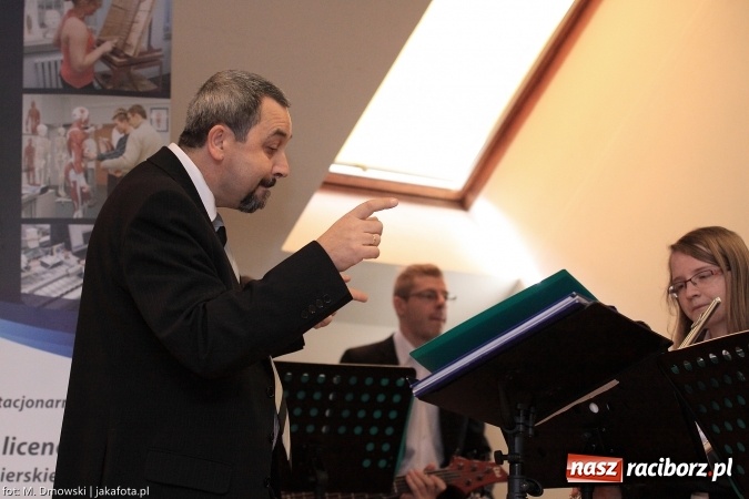 Zdjęcie w galerii na portalu naszraciborz.pl: Raciborska PWSZ zainaugurowała na Zamku Piastowskim rok akademicki 2015/2016 wiadomości z regionu