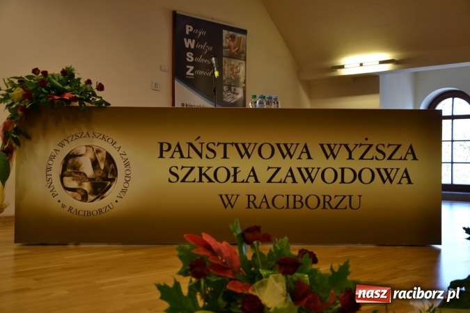 Zdjęcie w galerii na portalu naszraciborz.pl: Raciborska PWSZ zainaugurowała na Zamku Piastowskim rok akademicki 2015/2016 wiadomości z regionu