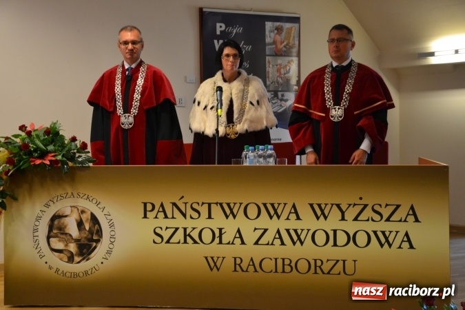 Zdjęcie w galerii na portalu naszraciborz.pl: Raciborska PWSZ zainaugurowała na Zamku Piastowskim rok akademicki 2015/2016 wiadomości z regionu