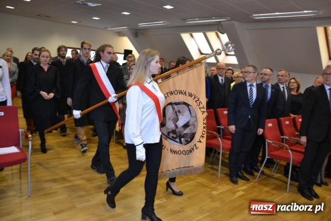 Zdjęcie w galerii na portalu naszraciborz.pl: Raciborska PWSZ zainaugurowała na Zamku Piastowskim rok akademicki 2015/2016 wiadomości z regionu